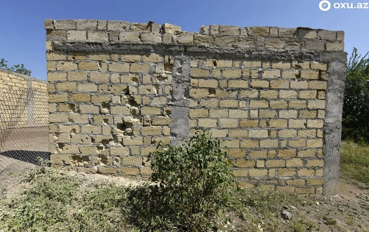 Oxu.Az ön cəbhədə: Ağdam kəndində mülki sakinlər hədəfə alınıb - FOTO